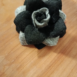 Rózsa kitűző  - Meska.hu