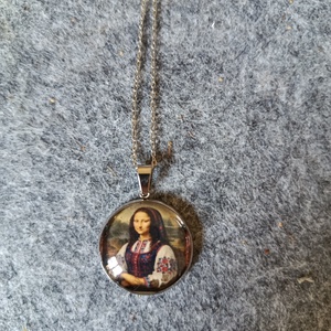 Üveg lencsés, orvosi acél nyaklánc Mona Lisa motívummal  - ékszer - nyaklánc - medálos nyaklánc - Meska.hu