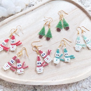 Karácsonyi fülbevalók, Ékszer, Fülbevaló, Lógó fülbevaló, Ékszerkészítés, Gyöngyfűzés, gyöngyhímzés, MESKA