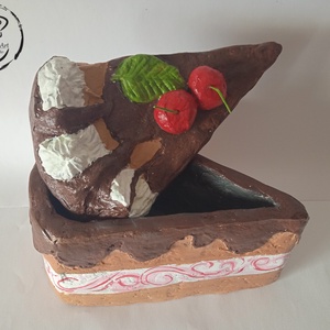 Papírmasé meggyes csokis tortaszelet  Levehető tetős - otthon & lakás - dekoráció - asztal és polc dekoráció - díszdoboz - Meska.hu