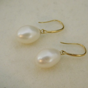 Gyöngy 18 K Arany Lógós Fülbevalók - ékszer - fülbevaló - lógó csepp fülbevaló - Meska.hu