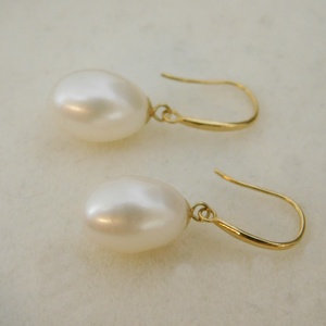 Gyöngy 18 K Arany Lógós Fülbevalók - ékszer - fülbevaló - lógó csepp fülbevaló - Meska.hu