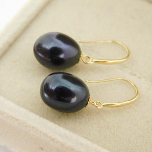 Gyöngy 18 K Arany Lógós Fülbevalók Gyönyörű Fekete 10 mm-es Gyöngyökkel - ékszer - fülbevaló - lógó csepp fülbevaló - Meska.hu