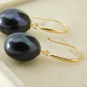 Gyöngy 18 K Arany Lógós Fülbevalók Gyönyörű Fekete 10 mm-es Gyöngyökkel - ékszer - fülbevaló - lógó csepp fülbevaló - Meska.hu