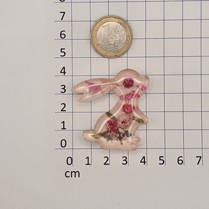 Virágos nyuszi bross műgyantából - ékszer - kitűző és bross - Meska.hu