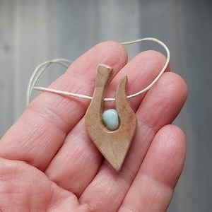 Kézi faragású fa amulett amazonit ásvány kővel viaszolt szálon - ékszer - nyaklánc - medálos nyaklánc - Meska.hu