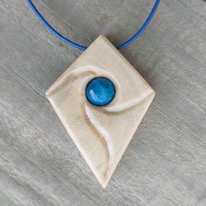 Kézi faragású fa amulett achát ásvánnyal - Meska.hu