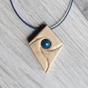 Kézi faragású fa amulett achát ásvánnyal - ékszer - nyaklánc - medálos nyaklánc - Meska.hu