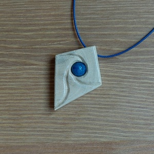 Kézi faragású fa amulett achát ásvánnyal - ékszer - nyaklánc - medálos nyaklánc - Meska.hu