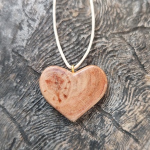 Kézzel faragott fa szív nyaklánc lánynak - ékszer - nyaklánc - medálos nyaklánc - Meska.hu