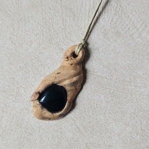 Kézzel faragott fa amulett ónix ásvány kővel - ékszer - nyaklánc - medálos nyaklánc - Meska.hu