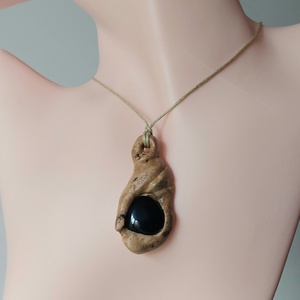 Kézzel faragott fa amulett ónix ásvány kővel - ékszer - nyaklánc - medálos nyaklánc - Meska.hu