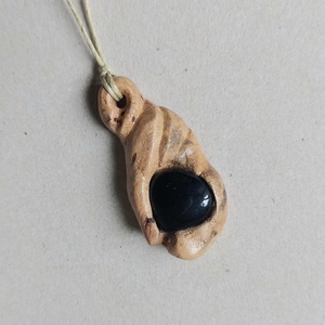 Kézzel faragott fa amulett ónix ásvány kővel - Meska.hu