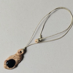 Kézzel faragott fa amulett ónix ásvány kővel - ékszer - nyaklánc - medálos nyaklánc - Meska.hu