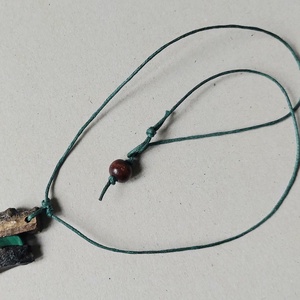 Lakkozott fa amulett malachit ásvány kővel - ékszer - nyaklánc - medálos nyaklánc - Meska.hu