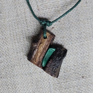 Lakkozott fa amulett malachit ásvány kővel - Meska.hu
