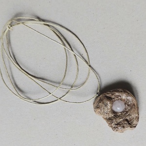 Uszadék fából faragott amulett, nyaklánc rózsakvarc ásvánnyal - ékszer - nyaklánc - medálos nyaklánc - Meska.hu