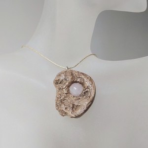 Uszadék fából faragott amulett, nyaklánc rózsakvarc ásvánnyal - Meska.hu