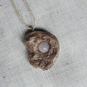Uszadék fából faragott amulett, nyaklánc rózsakvarc ásvánnyal - ékszer - nyaklánc - medálos nyaklánc - Meska.hu