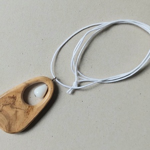Kézzel faragott olajfa amulett, nyaklánc fehér jáde ásvánnyal - ékszer - nyaklánc - medálos nyaklánc - Meska.hu