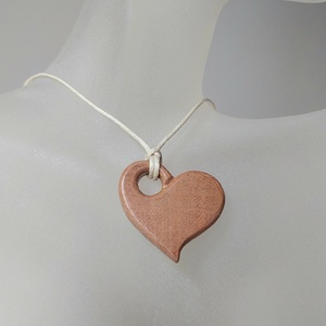 Kézzel faragott fa szív gyerek amulett, medál viaszolt szállal - ékszer - nyaklánc - medálos nyaklánc - Meska.hu
