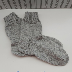 Halványszürke színű, kézzel kötött, gyapjú zokni - ruha & divat - cipő & papucs - zokni - Meska.hu