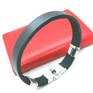 Bőr karkötő kapcsos zárral, 21.5 cm átmérőjű férfi ékszerek  - ékszer - karkötő - karperec - Meska.hu