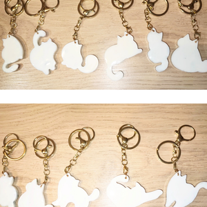 Kulcstartó Macska epoxigyantából, szárított virágokkal. 1 darab költsége.  - táska & tok - kulcstartó & táskadísz - táskadísz - Meska.hu