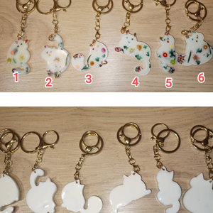 Kulcstartó Macska epoxigyantából, szárított virágokkal. 1 darab költsége.  - táska & tok - kulcstartó & táskadísz - táskadísz - Meska.hu