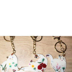 Kulcstartó Macska epoxigyantából, szárított virágokkal. 1 darab költsége.  - táska & tok - kulcstartó & táskadísz - táskadísz - Meska.hu
