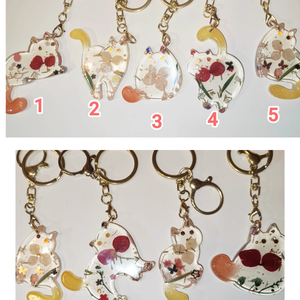 Kulcstartó Macska epoxigyantából, szárított virágokkal. 1 darab költsége. , Táska & Tok, Kulcstartó & Táskadísz, Táskadísz, Mindenmás, Ékszerkészítés, MESKA