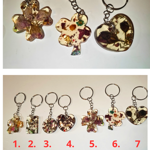 Epoxigyanta kulcstartó, átlátszó. Kulcstartó szárított virágokkal. Költség 1 darab termékre  - táska & tok - kulcstartó & táskadísz - táskadísz - Meska.hu