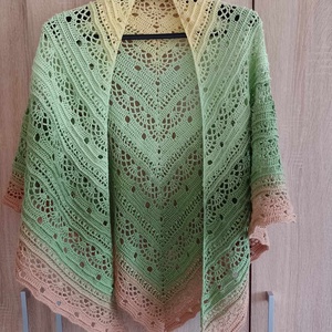 Ébredő természet, horgolt vállkendő - Meska.hu