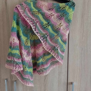 Rózsabimbó, kötött félkör vállkendő - Meska.hu