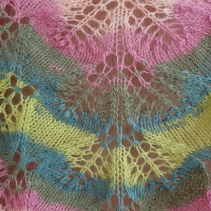 Rózsabimbó, kötött félkör vállkendő - ruha & divat - sál, sapka, kendő - vállkendő - Meska.hu