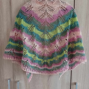 Rózsabimbó, kötött félkör vállkendő - ruha & divat - sál, sapka, kendő - vállkendő - Meska.hu