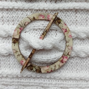 Rózsás, fa sáltű (hajtű) és fülbevaló szett - ékszer - ékszerszett - Meska.hu