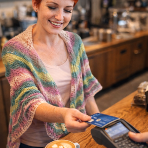 Rózsabimbó, kötött félkör vállkendő - Meska.hu