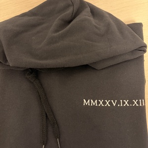 Hímzett római számos pulóver - ruha & divat - női ruha - pulóver - Meska.hu