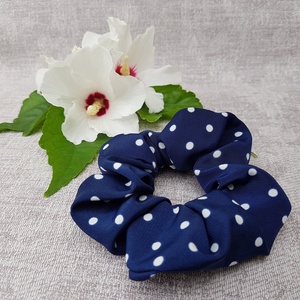 Selyem hajgumi, scrunchie - sötétkék pöttyös - kb. 11-12 cm - ruha & divat - hajdísz & hajcsat - hajgumi - Meska.hu