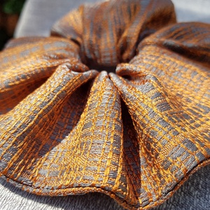 Textil hajgumi, scrunchie - óriás - narancs/ezüst - kb. 16-17 cm - ruha & divat - hajdísz & hajcsat - hajgumi - Meska.hu