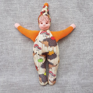 Manócska, sünis narancssárga-beige textilbaba, alvóka, hurcibaba, rongybaba, textil baba - Meska.hu