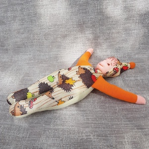 Manócska, sünis narancssárga-beige textilbaba, alvóka, hurcibaba, rongybaba, textil baba - játék & sport - Meska.hu