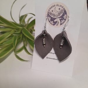 Bőr-gyöngy fülbi - ékszer - fülbevaló - lógó fülbevaló - Meska.hu