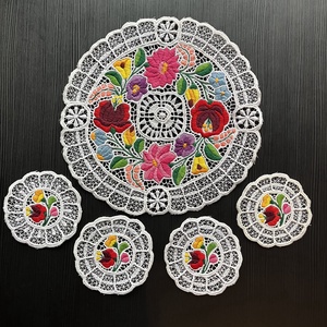 Kalocsai mintás riselt terítők - Szett - 1+4 (1 db - Ø28,5 cm  és 4 db - 11 x 11cm) - Meska.hu