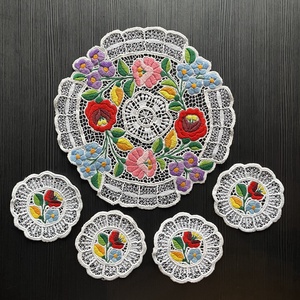 Kalocsai mintás riselt terítők - Szett - 1+4 (1 db - Ø27 cm  és 4 db - 11 x 11cm) - Meska.hu