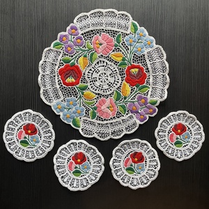 Kalocsai mintás riselt terítők - Szett - 1+4 (1 db - Ø28 cm  és 4 db - 11 x 11cm) - Meska.hu