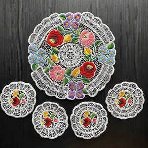 Kalocsai mintás riselt terítők - Szett - 1+4 (1 db - Ø27 cm  és 4 db - 11 x 11cm) - Meska.hu