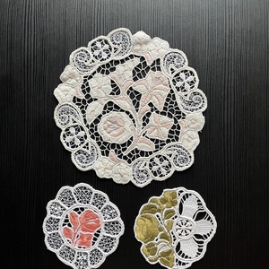 Kalocsai mintás riselt terítők - Szett - 1+2 (1 db - Ø19 cm  és 2 db - 10 x 10cm), Otthon & Életmód, Lakástextil, Abrosz, terítő, Díszterítő polcra, komódra, Csipkekészítés, Hímzés, MESKA