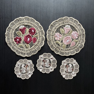 Kalocsai mintás riselt terítők - Szett - 2+3 (2 db - 20x19,5 cm  és 3 db - 10 x 10cm), Otthon & Életmód, Lakástextil, Abrosz, terítő, Díszterítő polcra, komódra, Csipkekészítés, Hímzés, MESKA